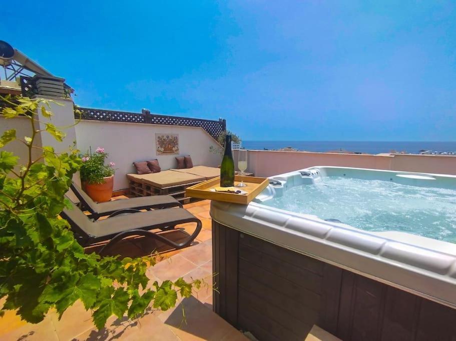 Apartmán Penthouse With Jacuzzi And Spectacular Sea Views Nerja Exteriér fotografie